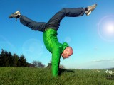 Andreas Vecsei Handstandspagat mit Blende_logo